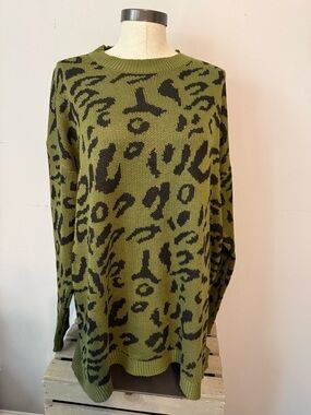 Vesti Olive Green and Black Leopard Crewneck Sweater